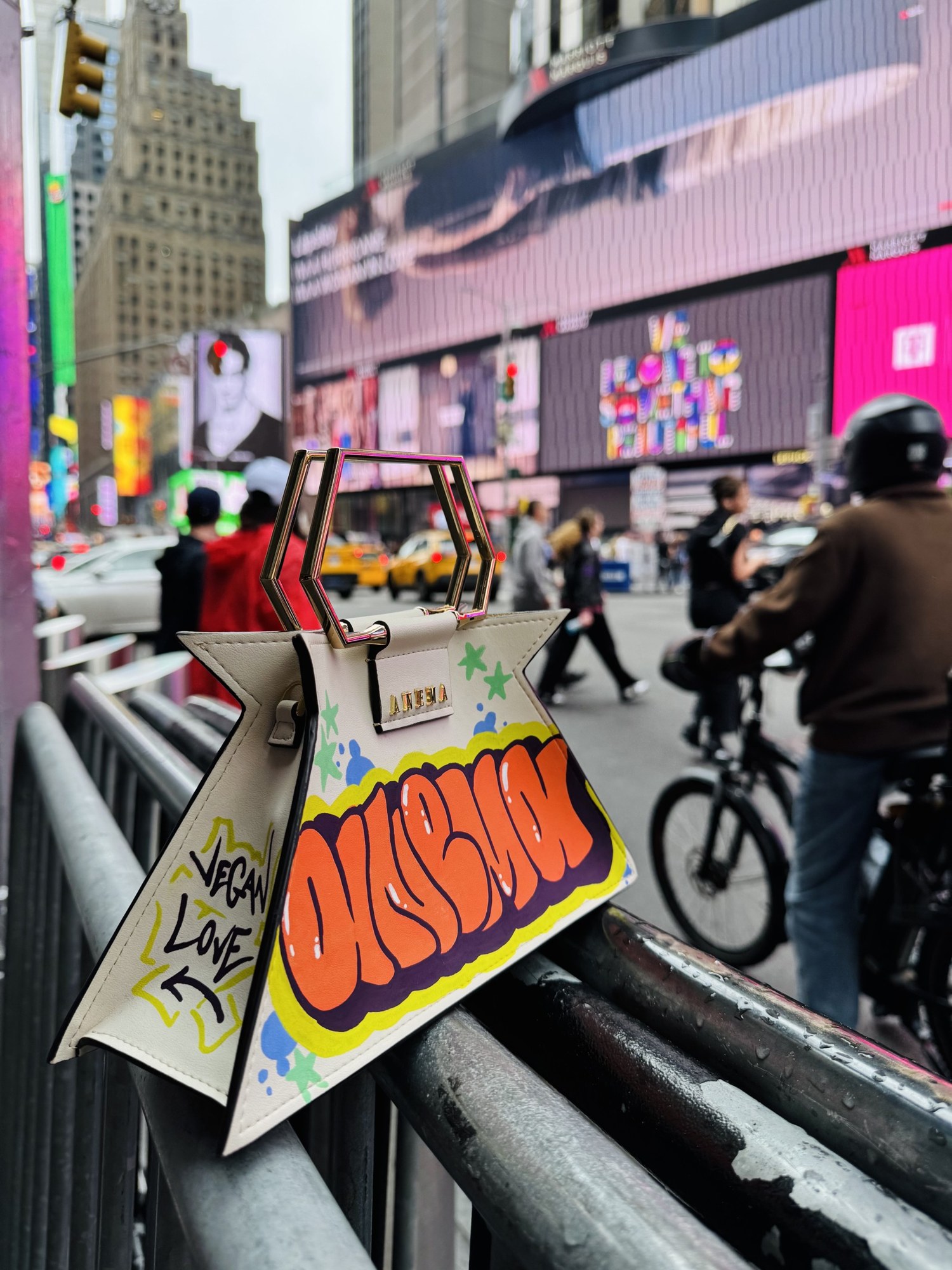 Borsa ANEMA con graffiti in una strada di città