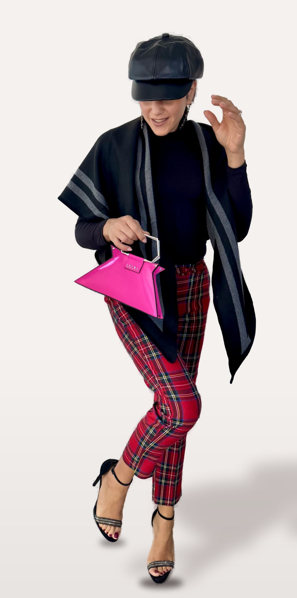 Benedetta con borsa fucsia e pantaloni scozzesi