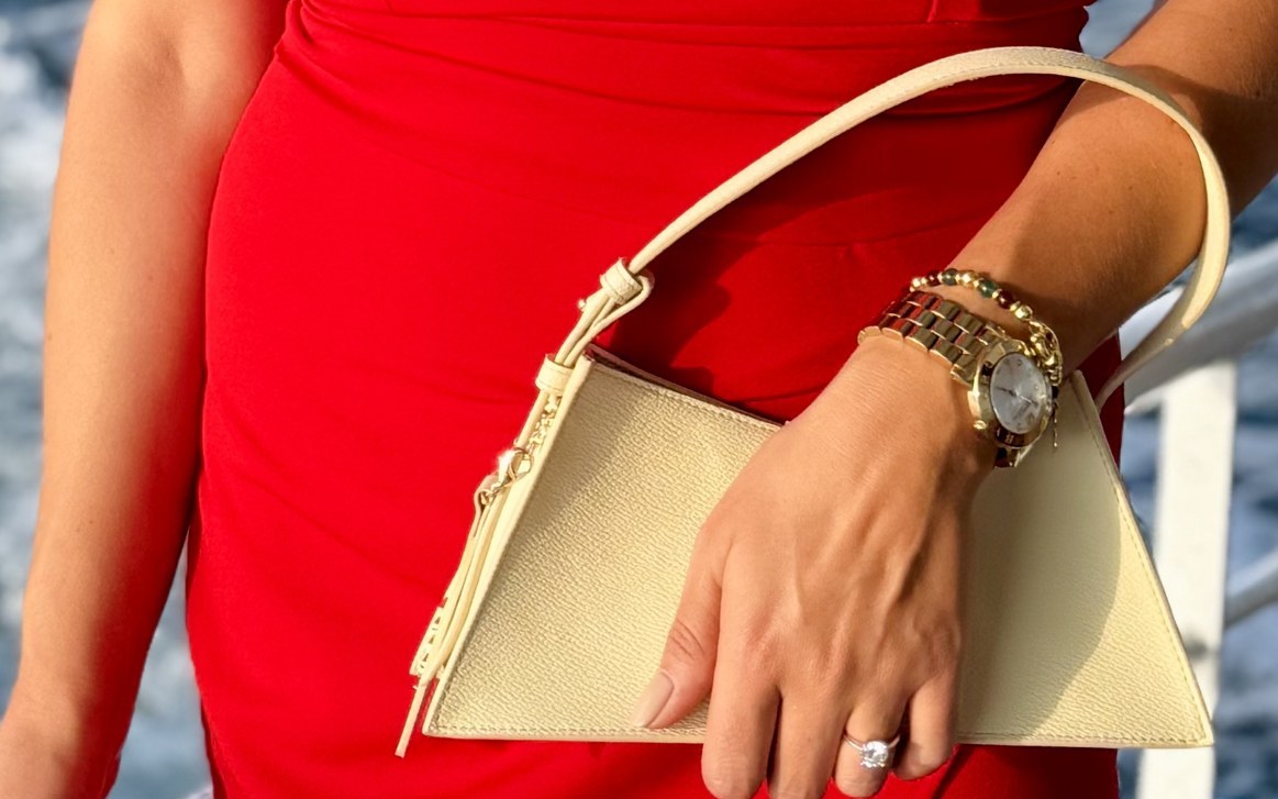 Borsa ANEMA avorio con abito rosso