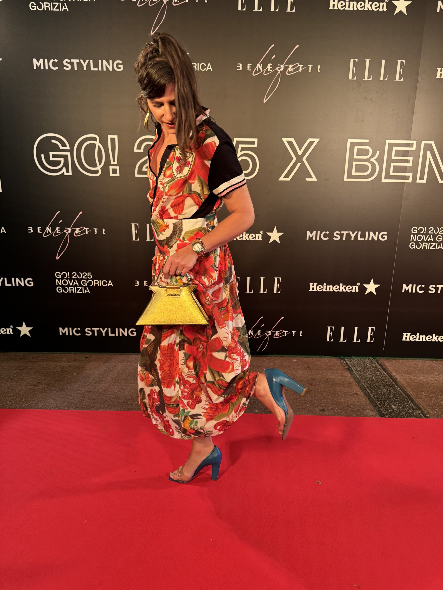 Benedetta sul red carpet con la borsa oro