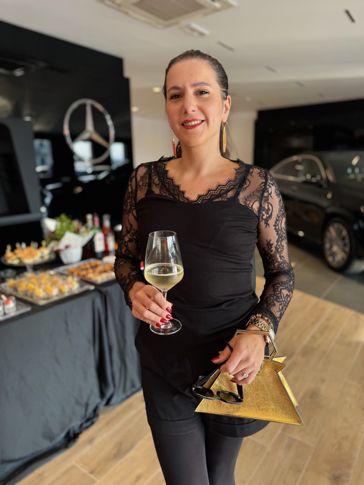 Benedetta con la borsa oro e un calice