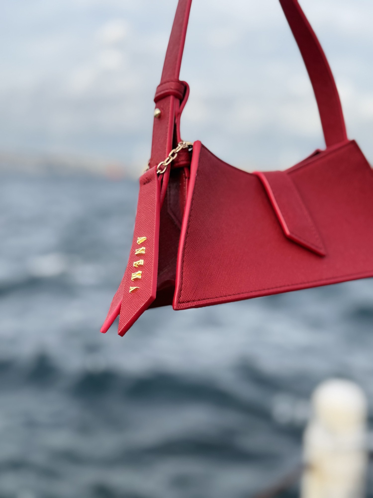 Borsa ANEMA rossa sospesa sul mare
