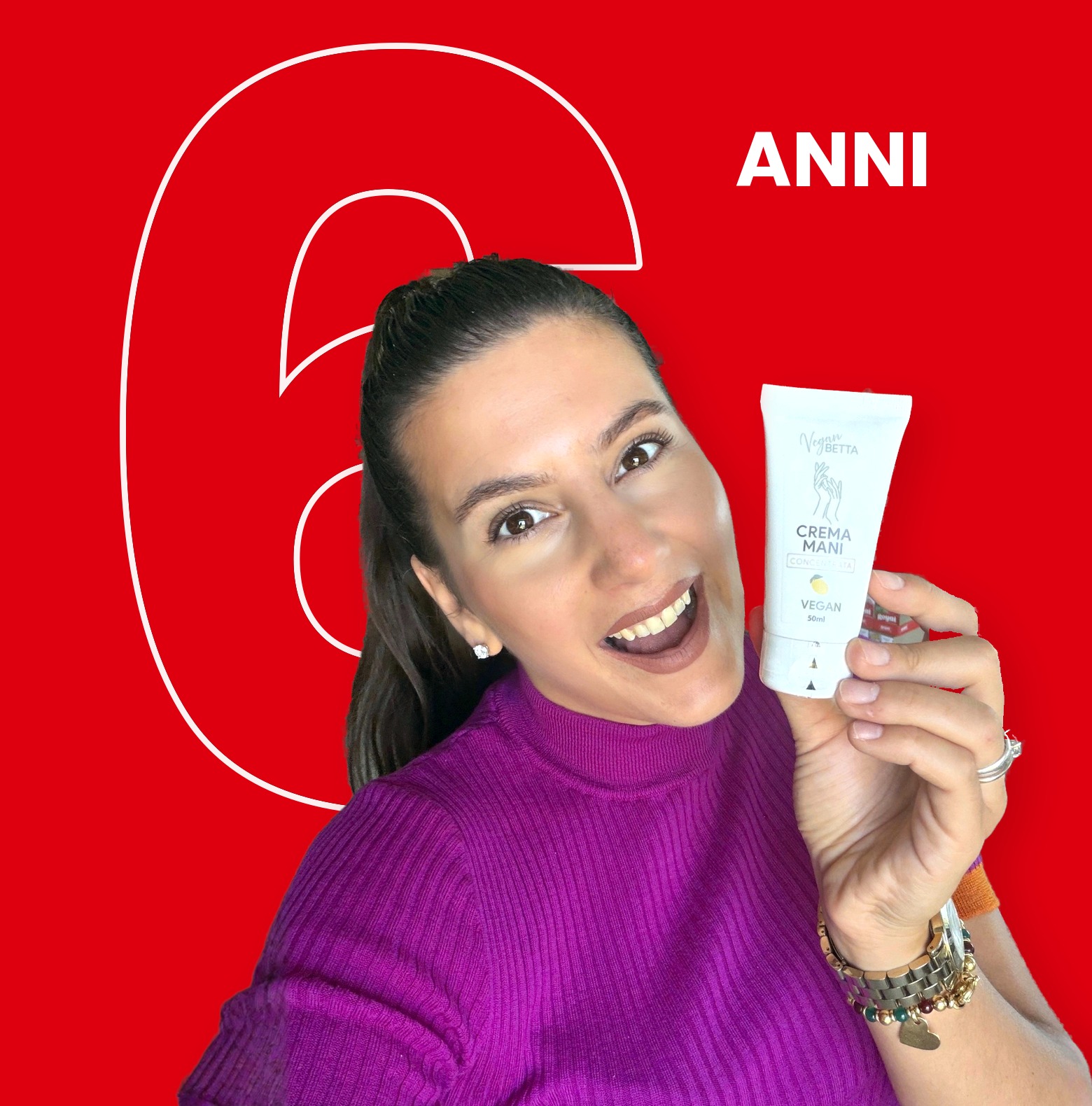 Benedetta con la crema mani alla verbena davanti a un grande 6 su fondo rosso