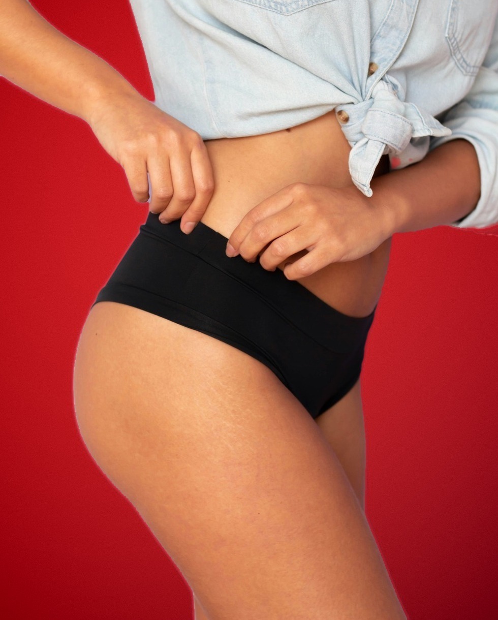Slip mestruali neri su fondo rosso