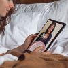 Ragazza a letto che legge la guida Da 0 a Vegan Betta sul tablet