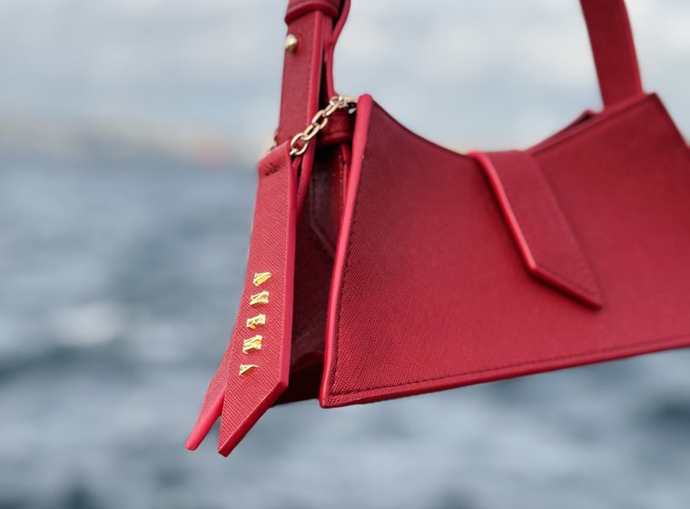 Borsa vegana ANEMA rossa sospesa sul mare