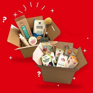 Mystery Box WHATaECO: due scatole aperte con prodotti 100% vegetali su fondo rosso